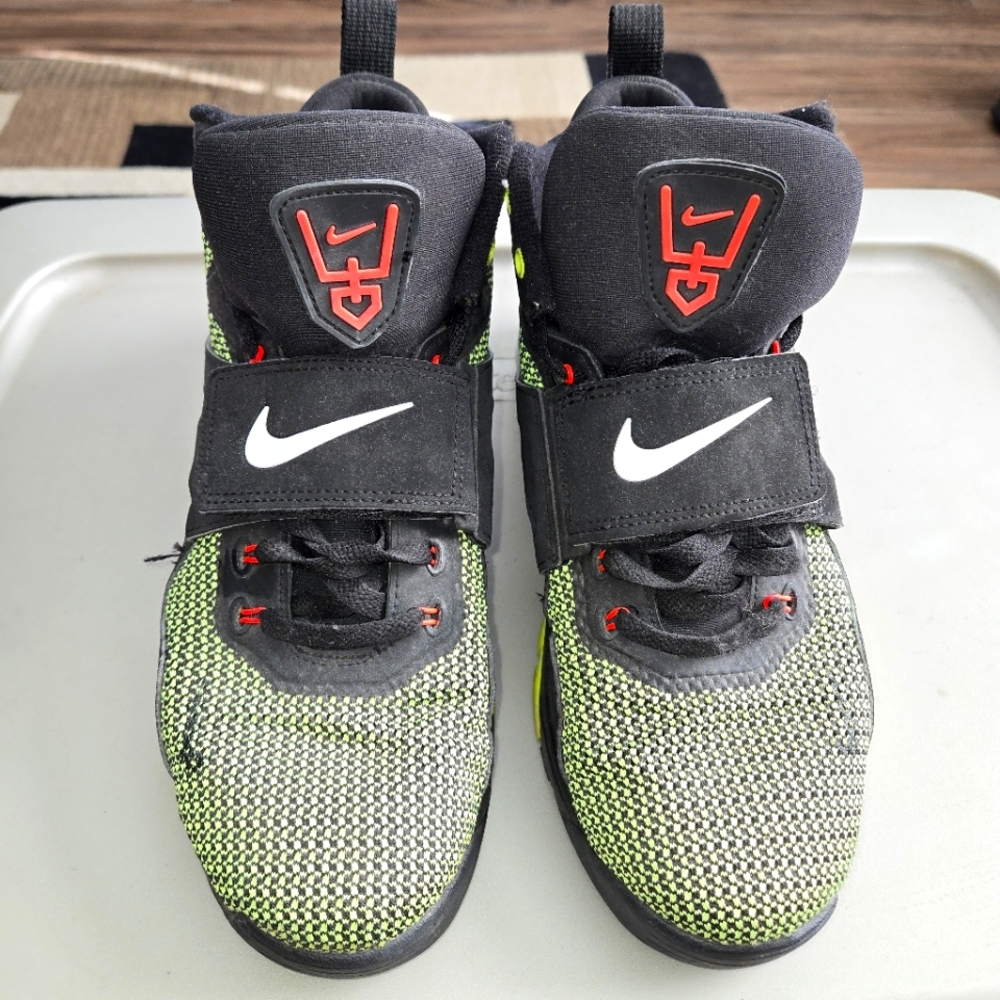 Nike Diamond Turf 6 Hyper Punch Volt size 9.5